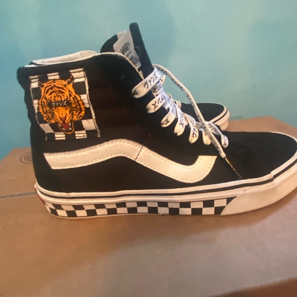Black Sk8-Hi Vans Tiger Print - Picture 4 of 6